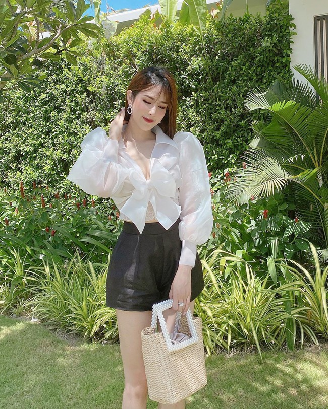 Diệp L&acirc;m Anh l&ecirc;n đồ với 2 t&ocirc;ng m&agrave;u trắng v&agrave; đen, đứng tạo d&aacute;ng trong &aacute;nh nắng rực rỡ.