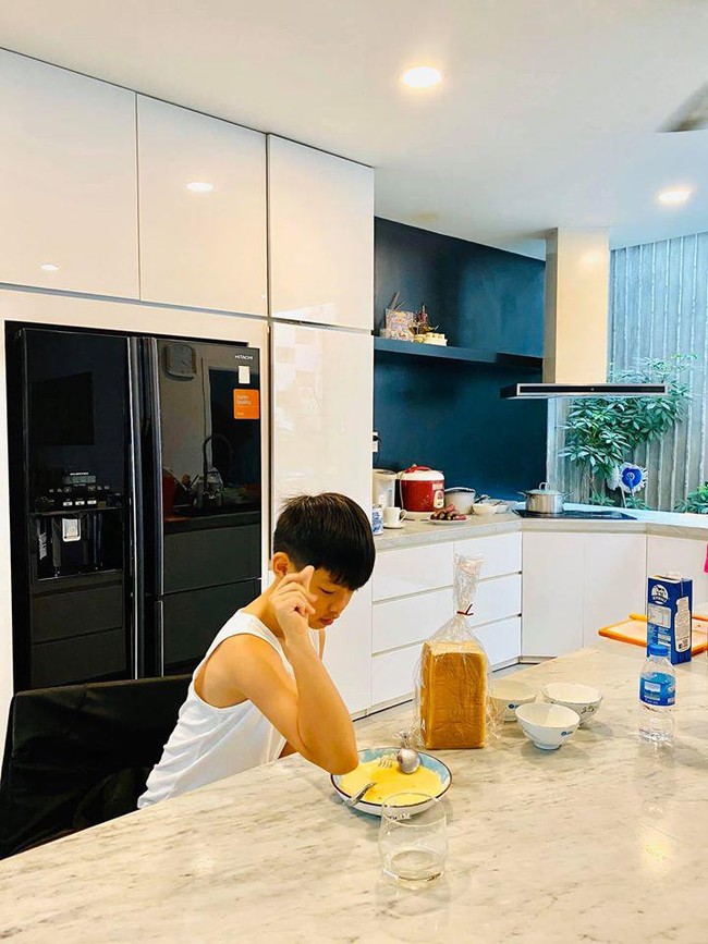 Hồ Ngọc Hà khoe con trai đảm đang học làm bánh, nhìn mới thấy bé Subeo trưởng thành hơn rất nhiều - Ảnh 3.