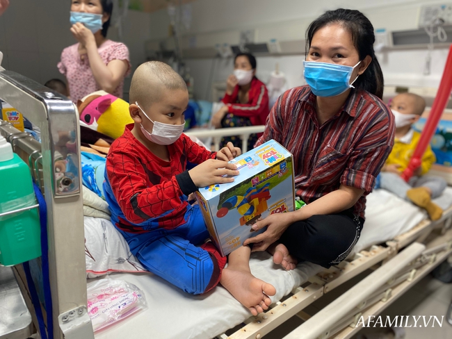 Người mẹ trẻ bán bò, thuế chấp nhà lo viện phí nghẹn ngào nhìn con trai ung thư máu vui ngày Quốc tế thiếu nhi - Ảnh 6.