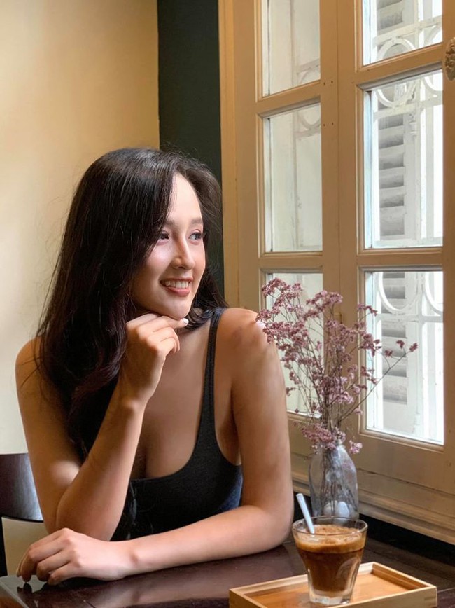 Mai Phương Th&uacute;y viết: Suy cho c&ugrave;ng trời kh&ocirc;ng thể m&agrave;u hồng v&agrave; &aacute;nh s&aacute;ng th&igrave; kh&ocirc;ng thể ăn được, t&ocirc;i chỉ c&oacute; thể uống cafe v&agrave; chuy&ecirc;n t&acirc;m l&agrave;m một đại mỹ nh&acirc;n.