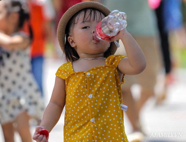 Hàng nghìn người đổ về công viên Thủ Lệ đưa con em đi vui chơi trước ngày Quốc tế Thiếu nhi 1/6 bất chấp thời tiết nắng nóng - Ảnh 14.