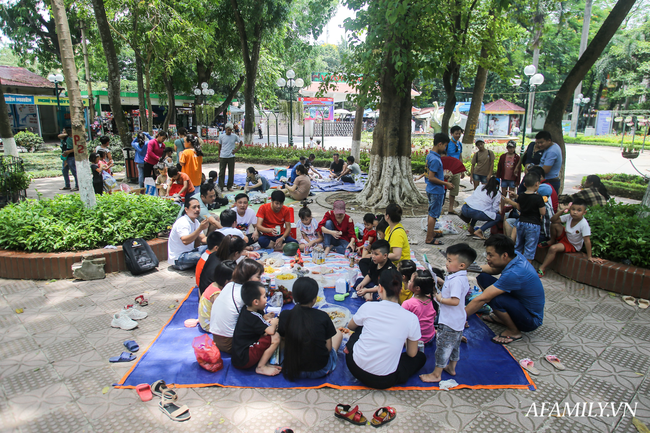 Hàng nghìn người đổ về công viên Thủ Lệ đưa con em đi vui chơi trước ngày Quốc tế Thiếu nhi 1/6 bất chấp thời tiết nắng nóng - Ảnh 15.