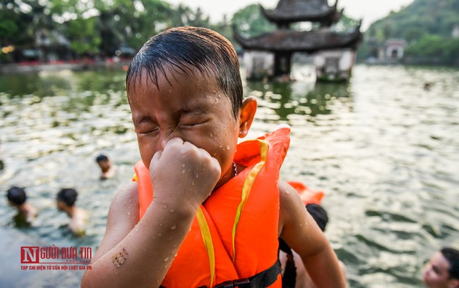 Người dân thích thú tắm hồ nghìn năm tuổi - Ảnh 4.