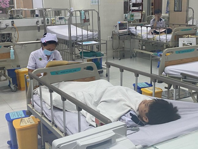 Thi thể học sinh tử vong do cây phượng bật gốc đè trúng đã được bàn giao cho gia đình - Ảnh 5. Thi thể học sinh tử vong do cây phượng bật gốc đè trúng đã được bàn giao cho gia đình - Ảnh 5.