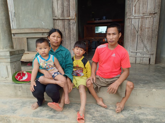 Người đàn ông xương thủy tinh 2 đời vợ bán hàng rong kiếm tiền chữa đôi chân bại liệt cho con trai 3 tuổi - Ảnh 9.