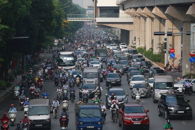 Chùm ảnh: Người Hà Nội &quot;chen chúc&quot; đến nơi làm việc giữa trời nắng nóng sau sau kì nghỉ lễ dài ngày - Ảnh 9.