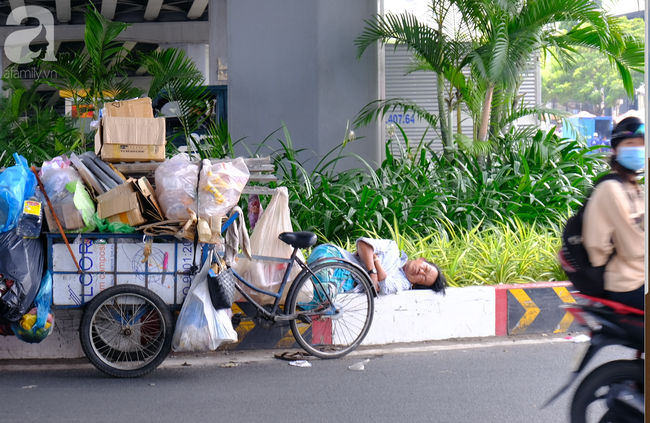 Giấc ngủ vội dưới dạ cầu của người dân TP.HCM giữa thời tiết như đổ lửa - Ảnh 8.