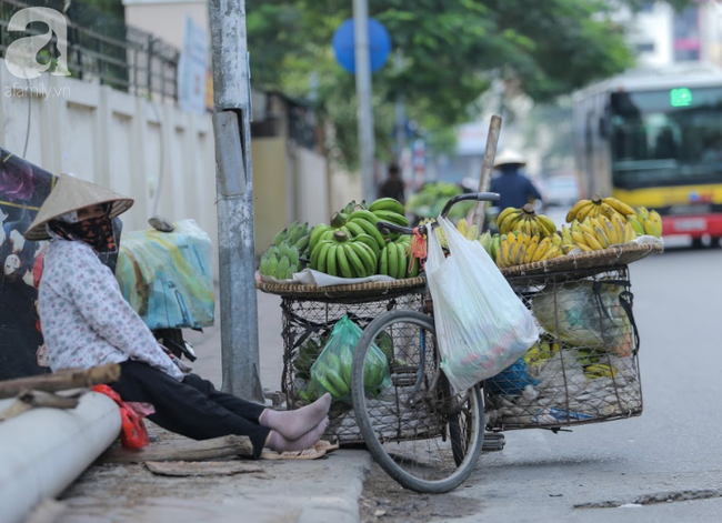 Shipper, xe ôm oằn mình &quot;kiếm cơm' giữa cái nắng Hà Nội đầu mùa: &quot;Khổ cái cứ giữa trưa lại mới đông khách nên chạy quên cả ăn&quot; - Ảnh 8.