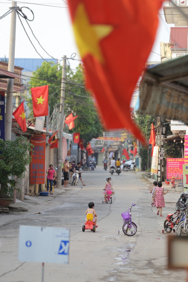 Nhịp sống Hạ Lôi ngày cuối cùng cách ly: &quot;Chúng tôi mong đến ngày hết dịch để đi làm chứ nằm ở nhà thì chết&quot; - Ảnh 1.