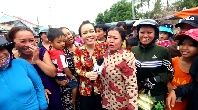 Loạt tình huống &quot;khốn đốn&quot; khi sao Việt đi chợ: Hài hước nhất là Trấn Thành, Trường Giang bị sờ má, kéo áo giữa khung cảnh náo loạn - Ảnh 10.