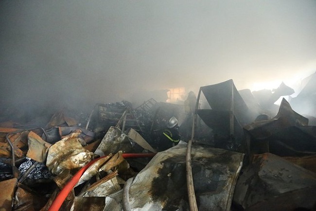 Hà Nội: Cháy kho xưởng khiến 3 người tử vong - Ảnh 1.