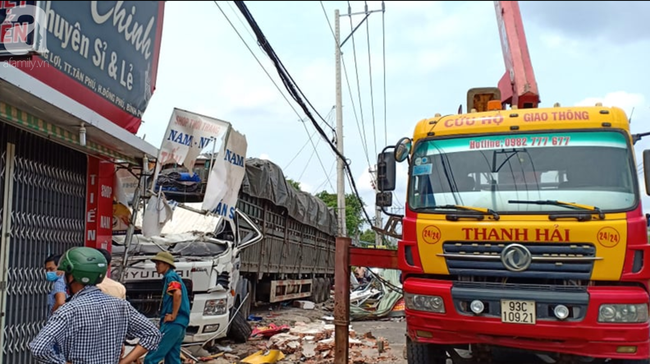 Kinh hoàng xe tải tông sập 4 ngôi nhà lúc rạng ráng, người đang ngủ thoát chết trong gang tấc - Ảnh 2.