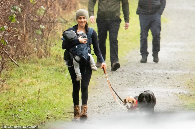 Hành trình làm mẹ đầy &quot;lao đao&quot; của Meghan Markle: Từ nghi án mang thai giả, sinh con bất phân quy tắc cho đến cách chăm con vụng về và khác người - Ảnh 10.