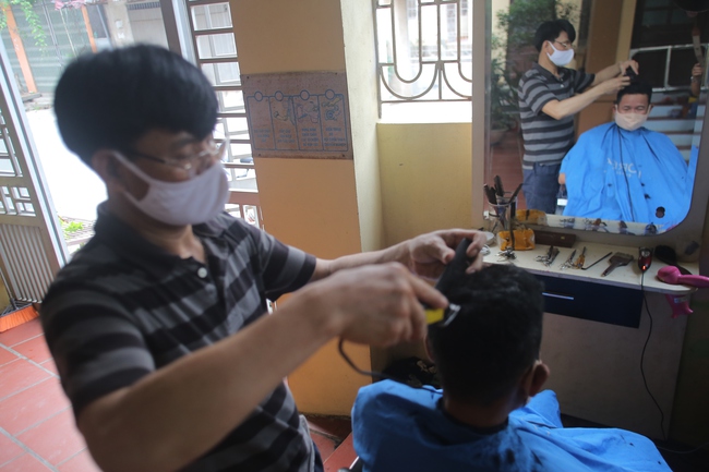 Chuyện kể về người đàn ông cắt tóc miễn phí cho người dân trong những ngày thôn Hạ Lôi cách ly: 