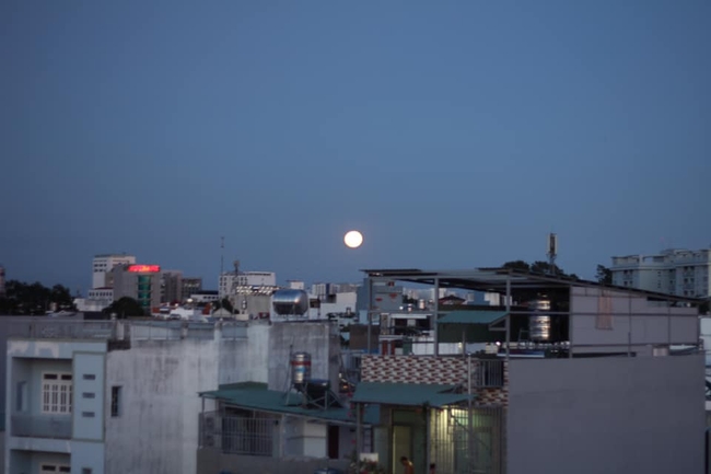 Dân mạng đồng loạt chia sẻ những hình ảnh siêu trăng độc đáo tại Việt Nam - Ảnh 4.