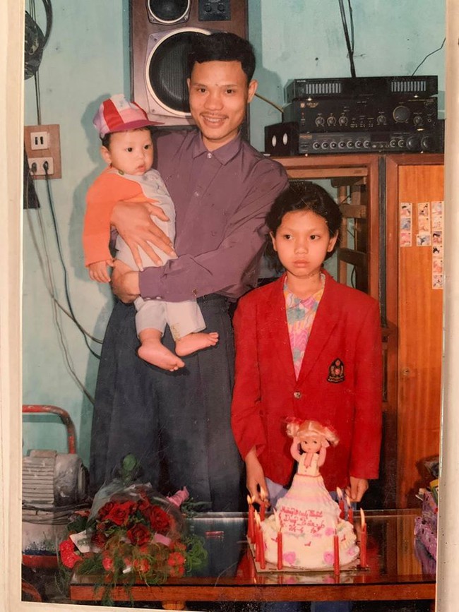 &quot;Cosplay&quot; lại bức ảnh gia đình chụp 24 năm trước, ông bố khiến dân mạng trầm trồ vì &quot;lão hóa ngược&quot; - Ảnh 2.