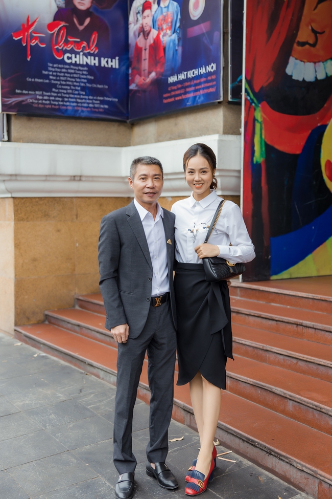 NSND Công Lý rạng rỡ bên bạn gái kém 15 tuổi khi nhậm chức Phó giám đốc Nhà hát Kịch Hà Nội - Ảnh 4.