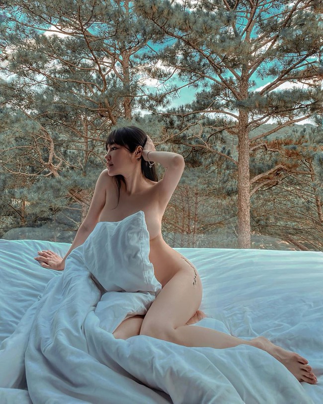 Elly Trần lấy chăn che khéo một phần cơ thể khi chụp ảnh nude. Cô khẳng định: Không còn kì vọng sẽ không phải thất vọng.