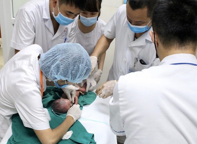 Cứu sống mẹ con sản phụ sinh non, vào viện trong tình trạng chuyển dạ, đầu và vai em bé đã thò ra bên ngoài cơ thể mẹ - Ảnh 2.