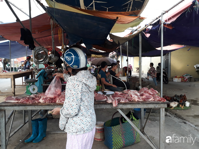 Giá thịt lợn tại các chợ dân sinh vẫn &quot;găm&quot; cao, người tiêu dùng &quot;đỏ mắt&quot; mong ngày giảm giá - Ảnh 1.