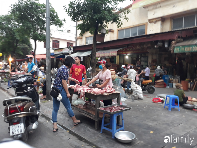 Giá thịt lợn tại các chợ dân sinh vẫn 