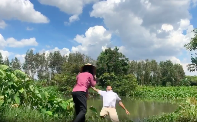 &quot;Luật trời&quot; hậu trường chưa từng hé lộ: Anh Tài - Quỳnh Lam nhảy sông lăn lốc hết sức thảm thương  - Ảnh 5.