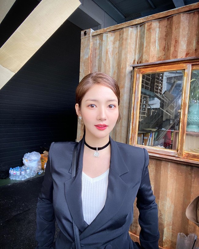 Park Min Young khoe nhan sắc cực xinh ở tuổi 34 sau khi bạn trai cũ Lee Min Ho công khai tình tứ với người đẹp khác - Ảnh 1. Park Min Young khoe nhan sắc cực xinh ở tuổi 34 sau khi bạn trai cũ Lee Min Ho công khai tình tứ với người đẹp khác - Ảnh 1.