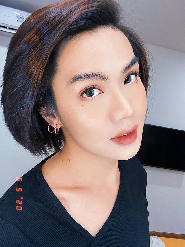 Đào Bá Lộc trang điểm lồng lộn chỉ để ra đầu ngõ đổ rác. Đào Bá Lộc trang điểm lồng lộn chỉ để ra đầu ngõ đổ rác.