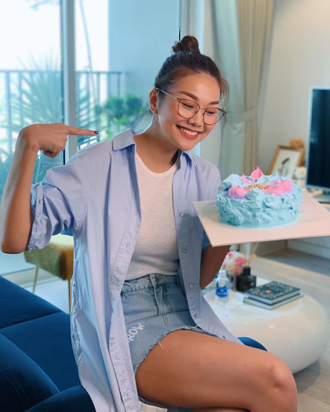 Thanh Hằng tự tay làm bánh tặng mẹ nhân Ngày của mẹ. Cô tâm sự: Chiếc bánh kem mình làm chưa thật sự hoàn hảo nhưng có thể khiến mẹ mình vui. Và tất nhiên sự đầu tiên nhất định phải dành cho mẹ. Thanh Hằng tự tay làm bánh tặng mẹ nhân Ngày của mẹ. Cô tâm sự: Chiếc bánh kem mình làm chưa thật sự hoàn hảo nhưng có thể khiến mẹ mình vui. Và tất nhiên sự đầu tiên nhất định phải dành cho mẹ.