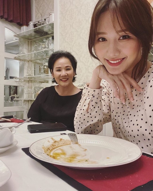 Hari Won đưa mẹ đi ăn uống nhân Ngày của mẹ.