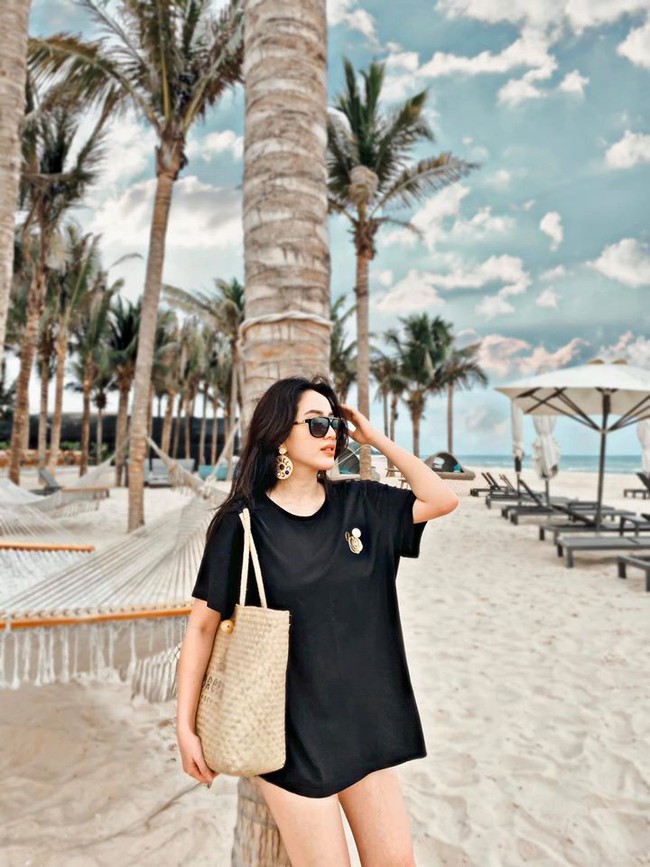 Bảo Thy diện mốt giấu quần, đứng tạo dáng trên bãi biển. Bảo Thy diện mốt giấu quần, đứng tạo dáng trên bãi biển.