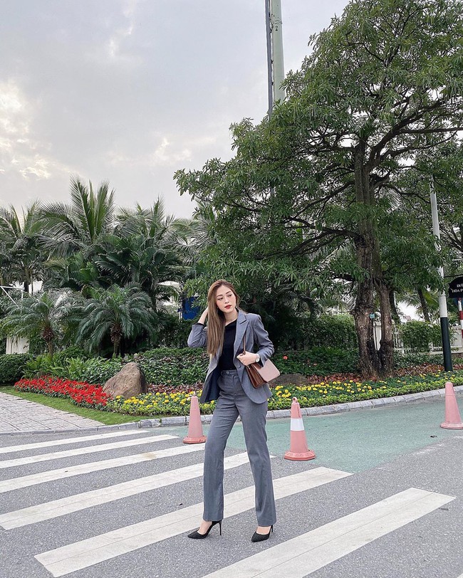 Phương Nga diện suit cá tính xuống phố ngày đầu tuần. Phương Nga diện suit cá tính xuống phố ngày đầu tuần.