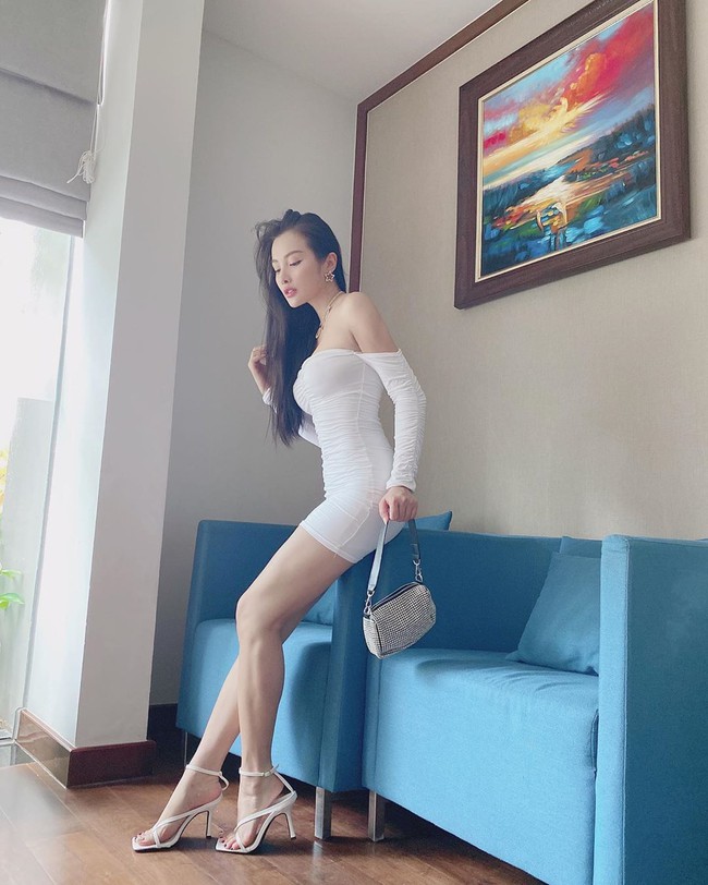 Yaya Trương Nhi khoác lên người trang phục đầm trắng ôm dáng. Yaya Trương Nhi khoác lên người trang phục đầm trắng ôm dáng.
