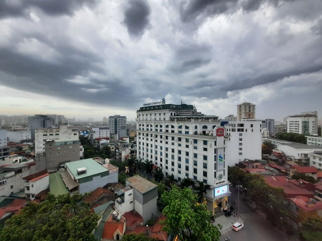 Hà Nội ban ngày nắng cháy da thịt nhưng bất chợt đón mưa giông vào chiều tối, bầu trời tối đen như mực - Ảnh 6.