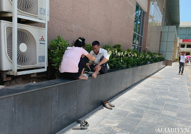 Hà Nội: Người nhà bệnh chọn hành lang bệnh viện làm nhà, gốc cây làm nơi ngả lưng trong những ngày nắng nóng - Ảnh 7.