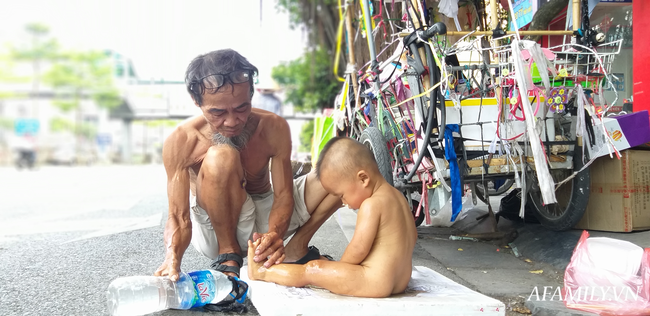 Xót xa bé trai hơn 1 tuổi mẹ đi tù, quanh năm trần truồng đi theo người đàn ông lạ ở Hà Nội - Ảnh 7.