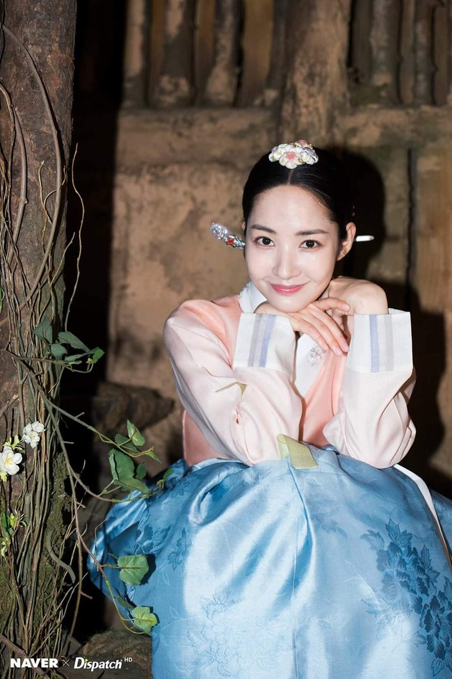 Phim &quot;Hoàng hậu 7 ngày&quot; hot trở lại: Cảnh Park Min Young cởi áo, khoe lưng trước mặt người yêu được bàn tán - Ảnh 6.