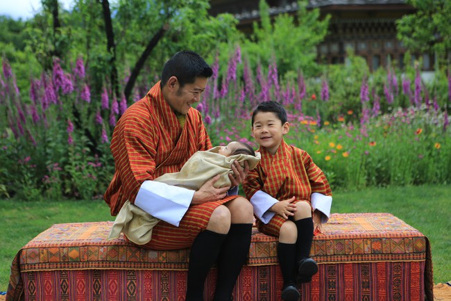 Hoàng hậu &quot;vạn người mê&quot; Bhutan chính thức công bố hình ảnh con trai thứ 2 khiến cộng động mạng phát sốt - Ảnh 2.