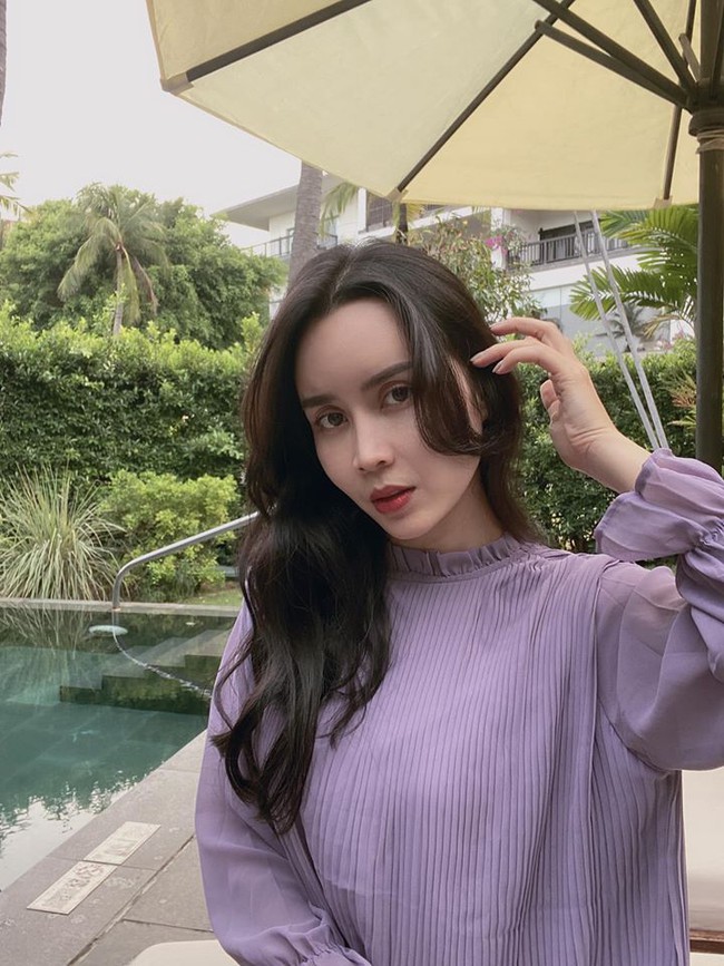 Lưu Hương Giang lên đồ tím điệu đà trong bức hình mới. Lưu Hương Giang lên đồ tím điệu đà trong bức hình mới.