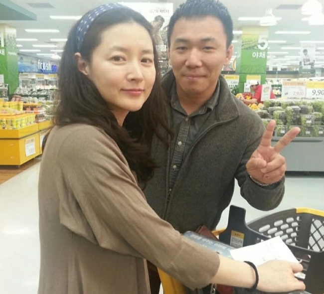 Để mặt mộc tự nhiên đi siêu thị, &quot;tượng đài nhan sắc Hàn Quốc&quot; Lee Young Ae vẫn được khen vì bảo dưỡng ngoại hình tốt dù đã ở tuổi 49 - Ảnh 1.