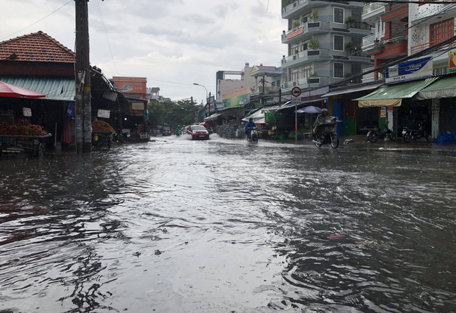 TP.HCM: Mưa lớn khiến đường phố như sông, người dân ngao ngán khi nước tràn vào nhà, bán buôn ế ẩm - Ảnh 6.