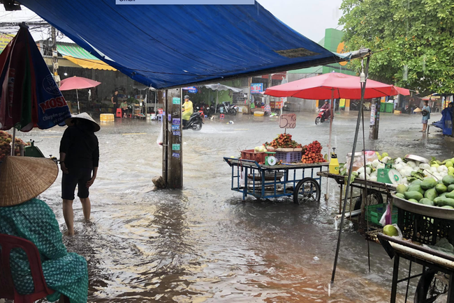 TP.HCM: Mưa lớn khiến đường phố như sông, người dân ngao ngán khi nước tràn vào nhà, bán buôn ế ẩm - Ảnh 10.