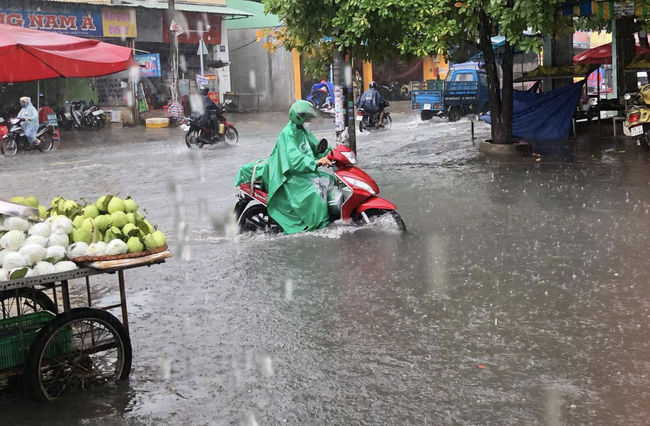 TP.HCM: Mưa lớn khiến đường phố như sông, người dân ngao ngán khi nước tràn vào nhà, bán buôn ế ẩm - Ảnh 2.