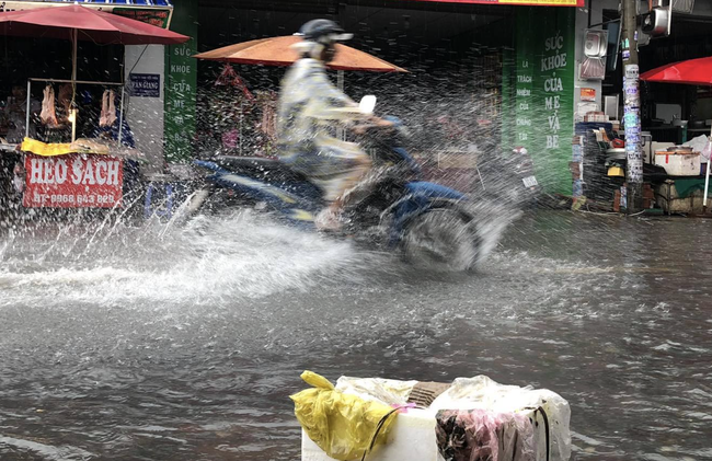 TP.HCM: Mưa lớn khiến đường phố như sông, người dân ngao ngán khi nước tràn vào nhà, bán buôn ế ẩm - Ảnh 4.