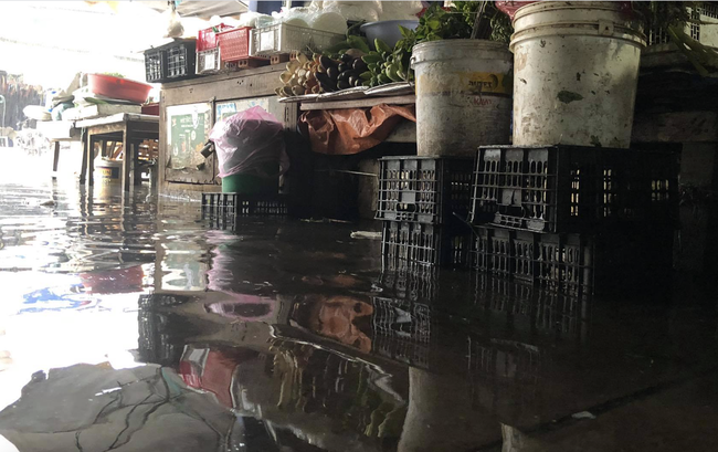 TP.HCM: Mưa lớn khiến đường phố như sông, người dân ngao ngán khi nước tràn vào nhà, bán buôn ế ẩm - Ảnh 8.