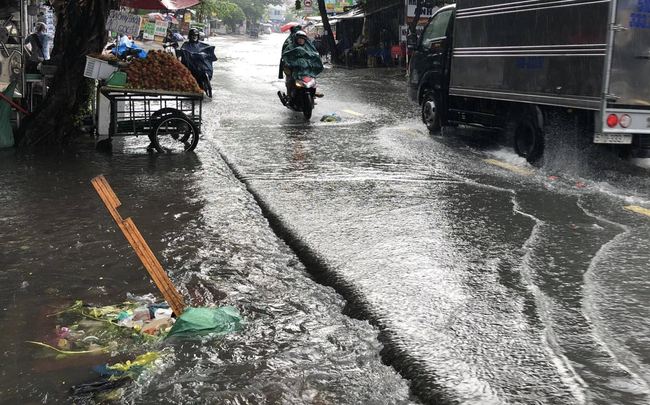 TP.HCM: Mưa lớn khiến đường phố như sông, người dân ngao ngán khi nước tràn vào nhà, bán buôn ế ẩm - Ảnh 5.