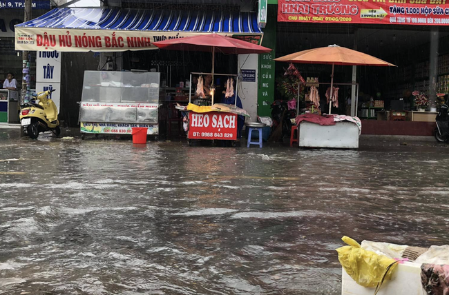 TP.HCM: Mưa lớn khiến đường phố như sông, người dân ngao ngán khi nước tràn vào nhà, bán buôn ế ẩm - Ảnh 7.