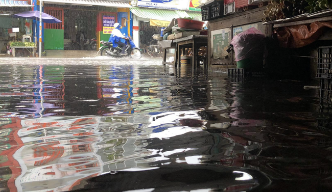 TP.HCM: Mưa lớn khiến đường phố như sông, người dân ngao ngán khi nước tràn vào nhà, bán buôn ế ẩm - Ảnh 3.