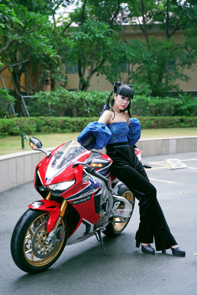 Hoa hậu H'Hen Niê xuất hiện với tóc xanh lạ mắt, lái mô tô phân khói lớn cực ngầu  - Ảnh 7.