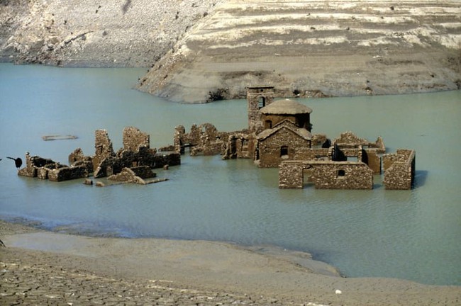 Sự thật về &quot;ngôi làng ma&quot; gần 1.000 năm tuổi chìm nghỉm dưới nước rồi lại bất ngờ nổi lên sau nhiều năm biến mất, tàn tích gần như còn nguyên vẹn gây ngỡ ngàng - Ảnh 3.